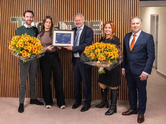 Nathalie Verkade, Compliance Officer bij Techone ontvangt het eerste NIS2 Quality Mark-certificaat van Nederland uit handen van Peter Noordhoek, directeur-secretaris van de Stichting Kwaliteitsinnovatie.